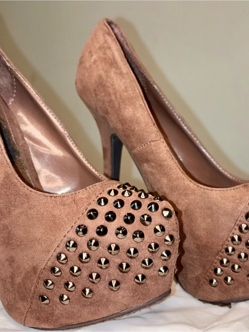 Breckelles bold studded